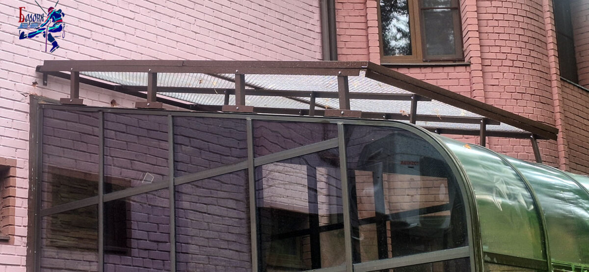 Защтная решетка над застекленным балконом