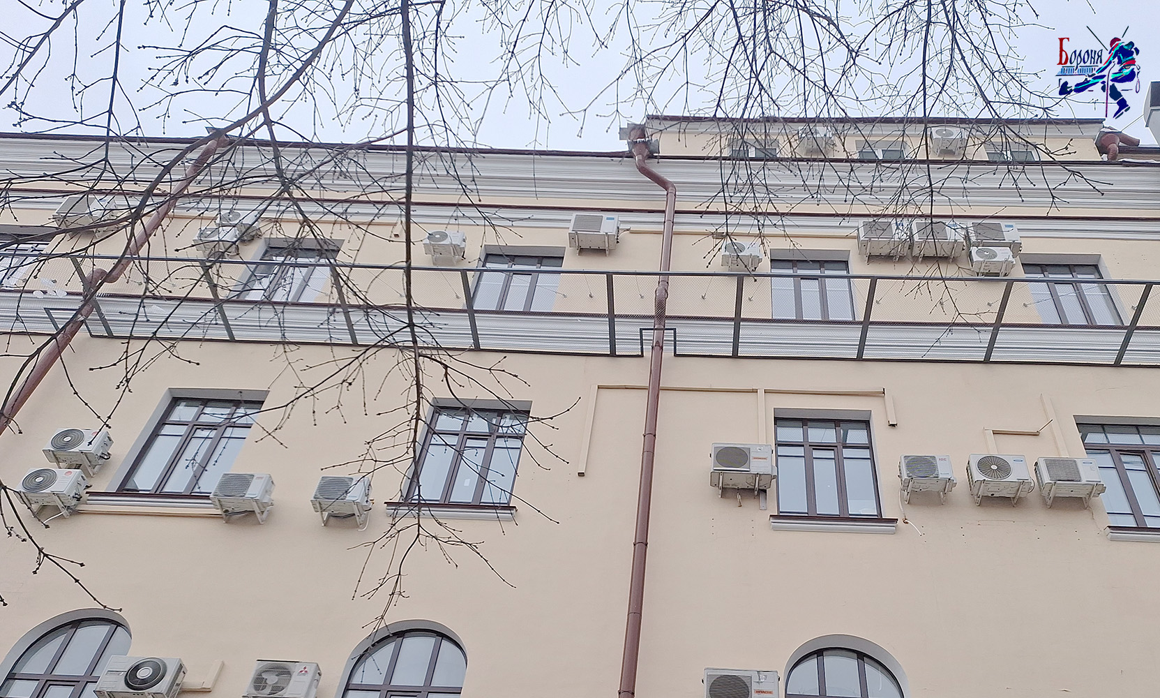 Защитно-улавливающие решетки смонтированные на фасаде